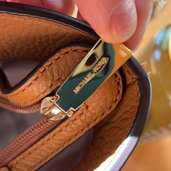 MICHAEL KORS BEDFORD PEBBLE LEATHER POCKET TOTE ACORN/GOLD - Picture 14 of 14